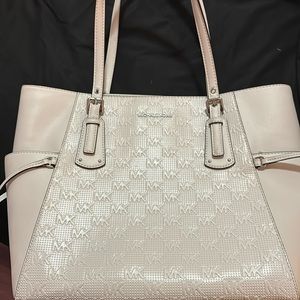 Crème leather, Michael Kors, larger sized handbag with light colored inside